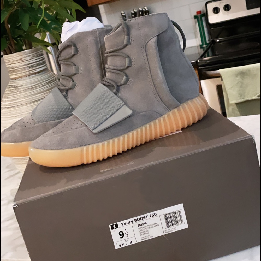 BRAND NEW YEEZY BOOST GREY GUM  
Size US 9.5
